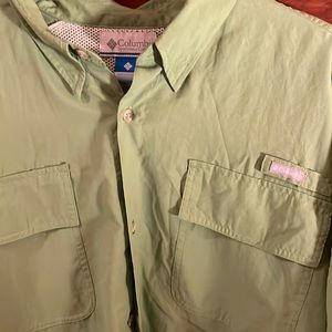 Men’s shirt sleeve button up.